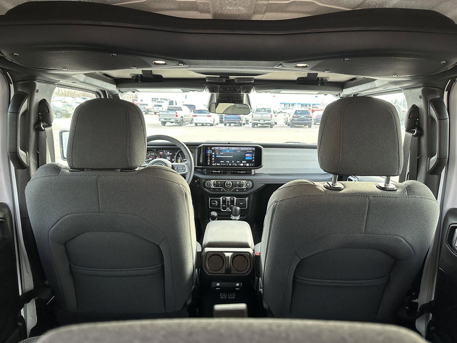 Used 2025 Jeep Wrangler Sahara image 7