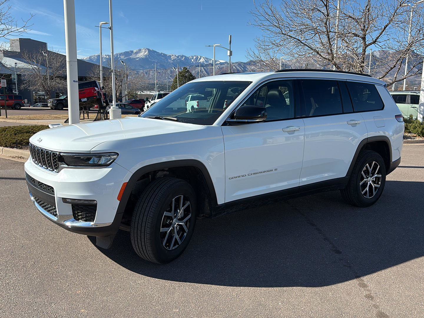 Used 2024 Jeep Grand Cherokee L Limited w/ Luxury Tech Group II image 3
