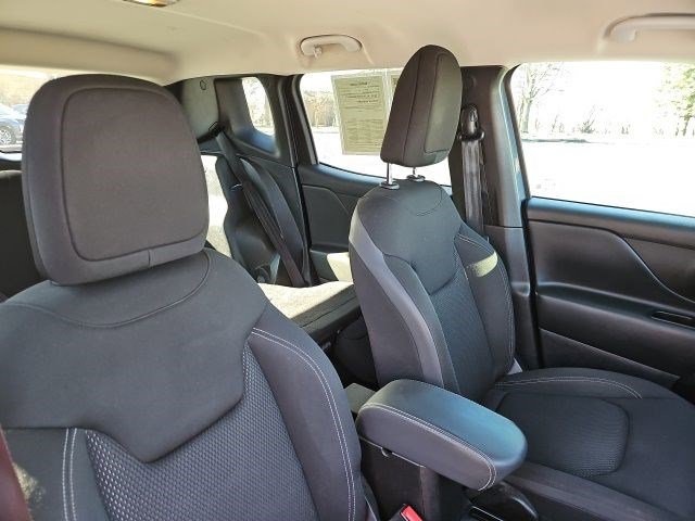 Used 2023 Jeep Renegade Altitude image 12