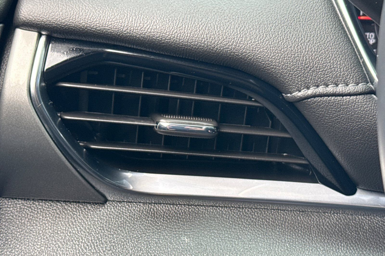 Used 2023 Chevrolet Traverse LT image 28