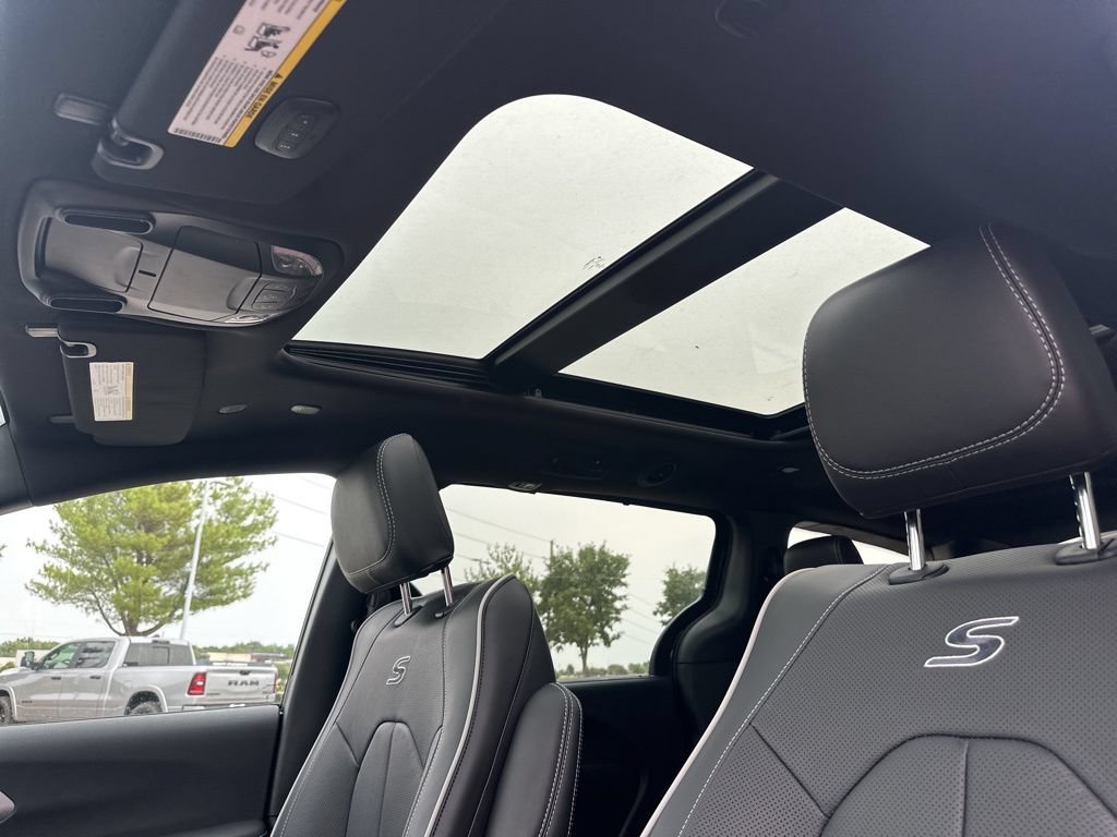 New 2026 Chrysler Pacifica Limited w/ S Appearance Package FWD image 2
