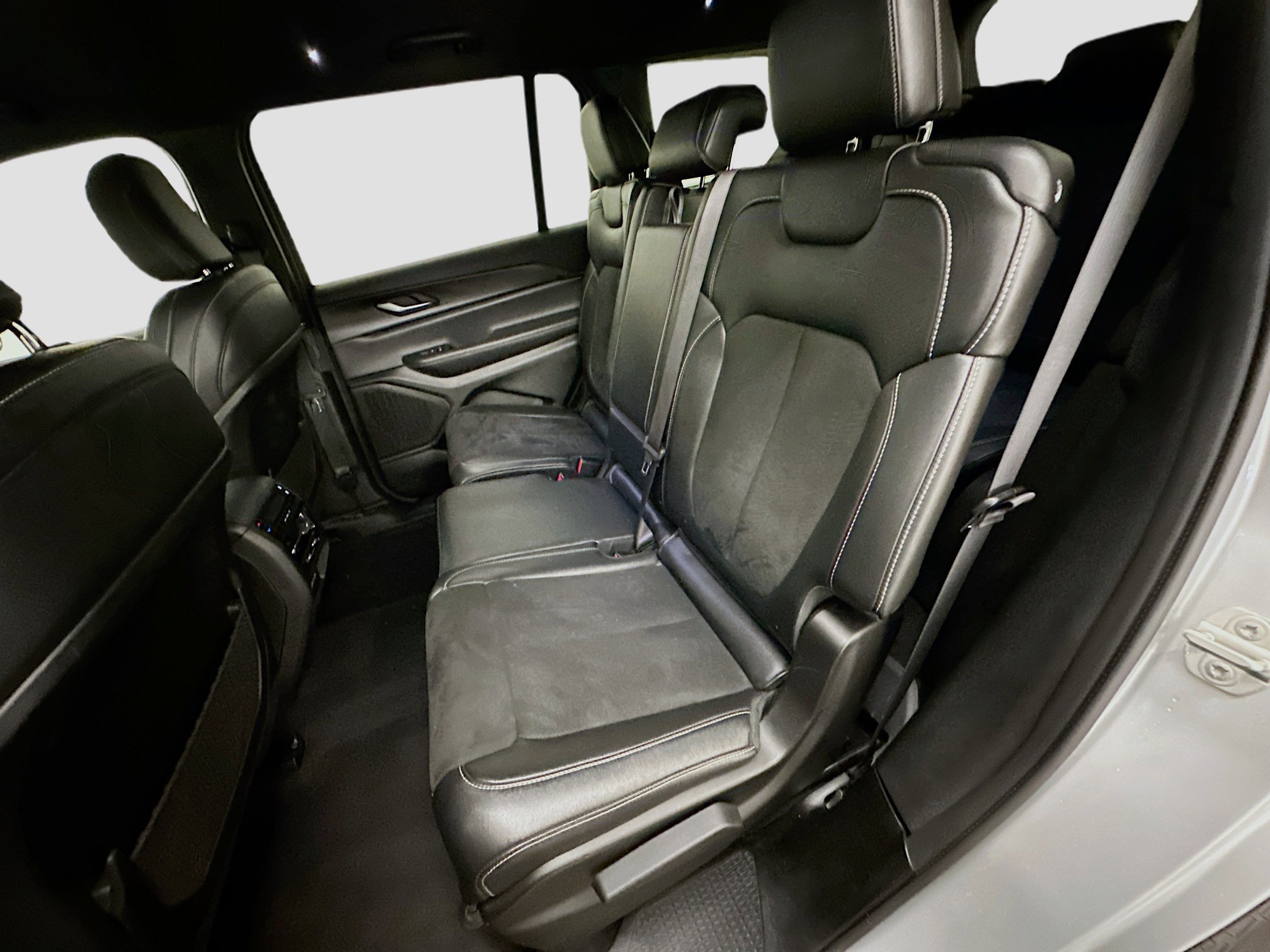 Used 2024 Jeep Grand Cherokee L Laredo image 28