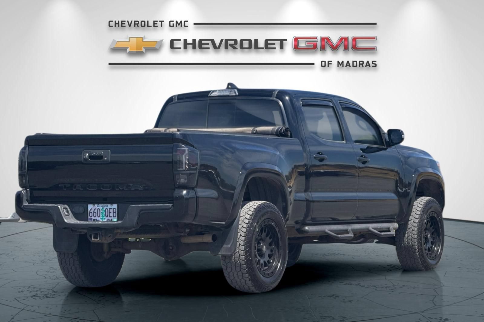 Used 2020 Toyota Tacoma SR5 AWD/4WD image 3