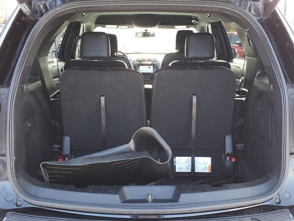 Used 2018 Ford Explorer XLT w/ Equipment Group 202A image 9