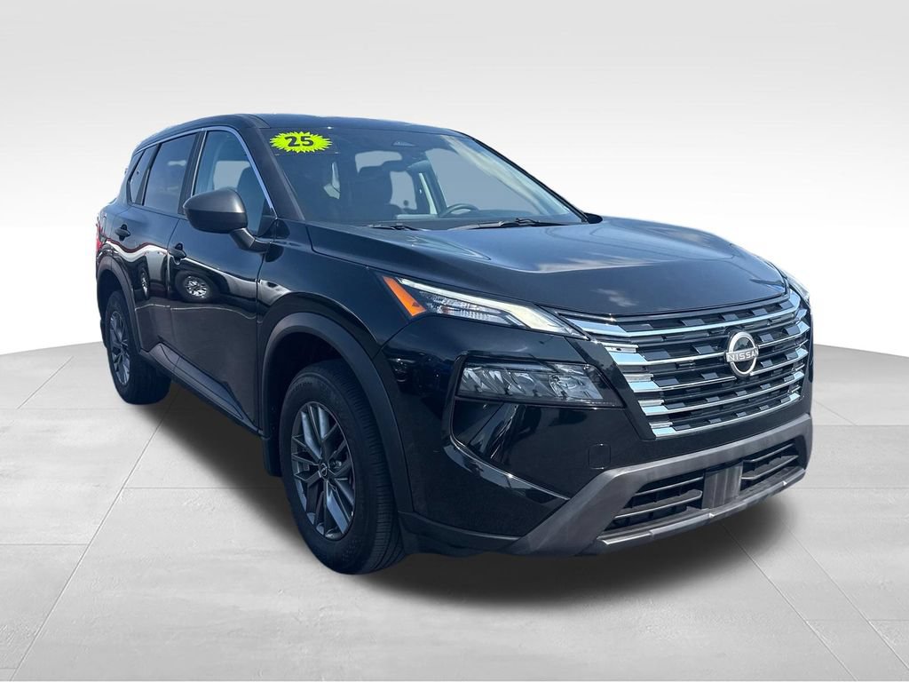 Used 2025 Nissan Rogue S AWD/4WD image 17