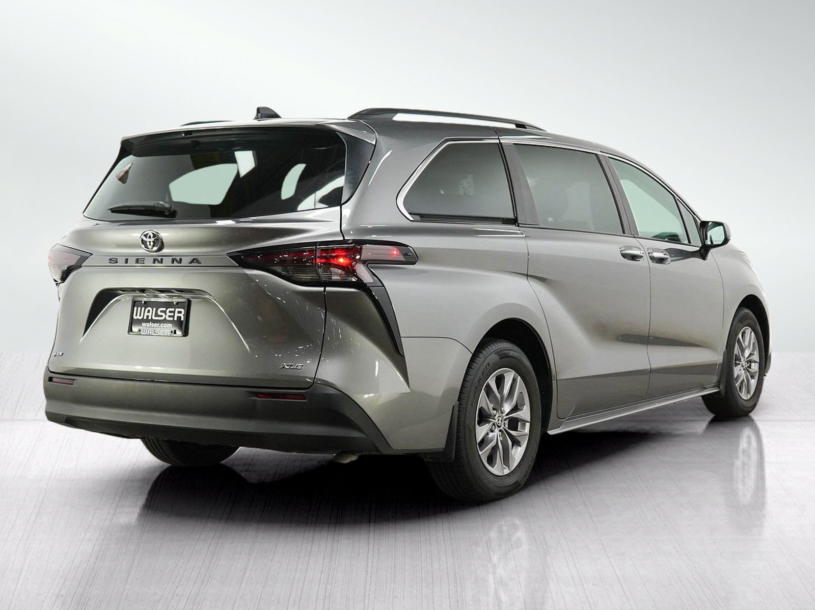 Used 2026 Toyota Sienna XLE FWD image 5