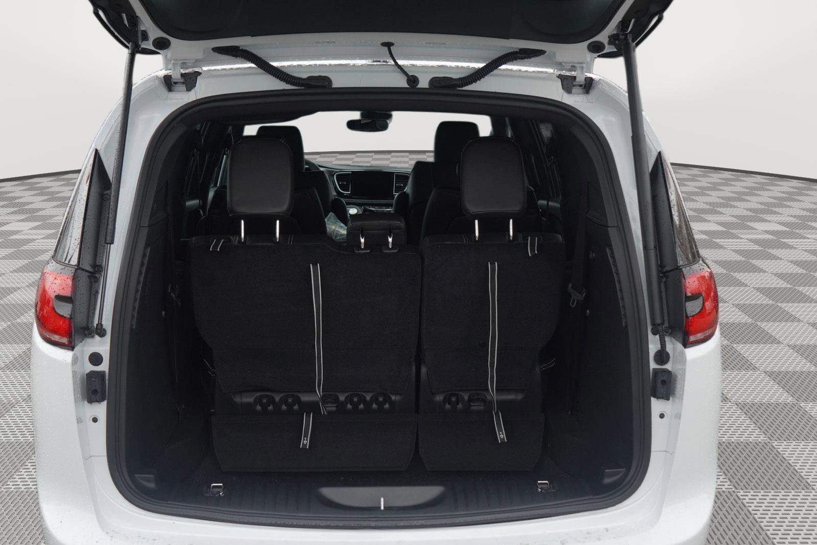 New 2026 Chrysler Pacifica Select w/ S Appearance Package image 6