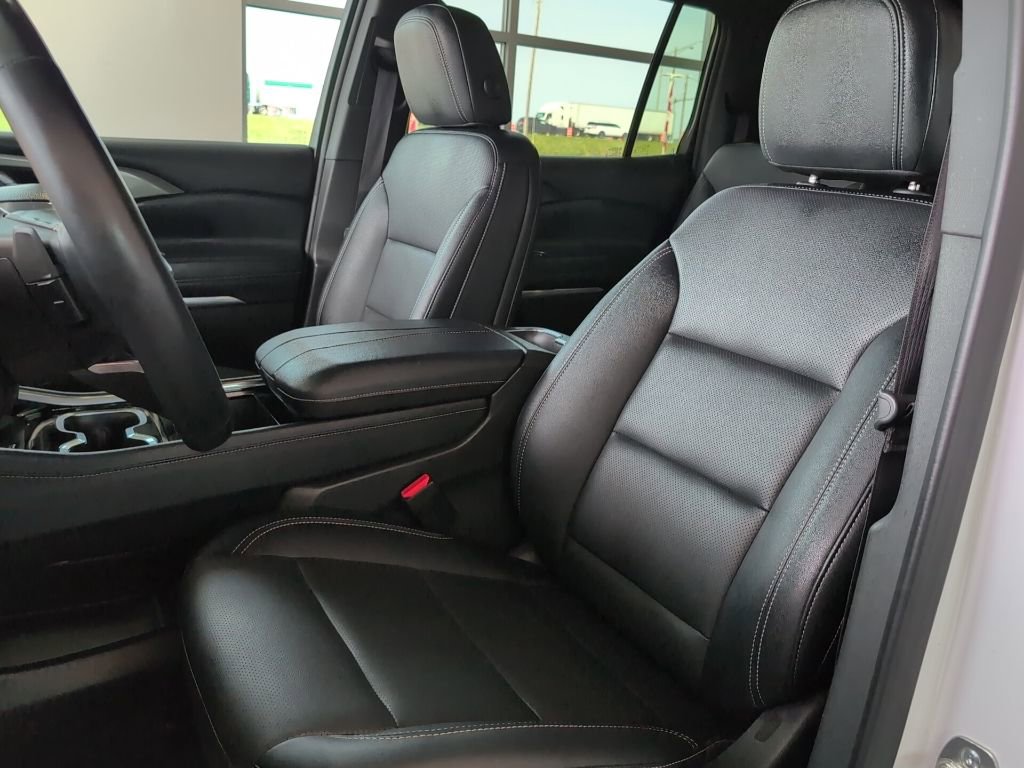 Used 2025 Chevrolet Traverse LT image 12
