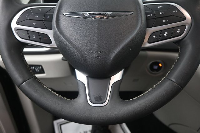 Used 2024 Chrysler Pacifica Touring-L FWD image 19
