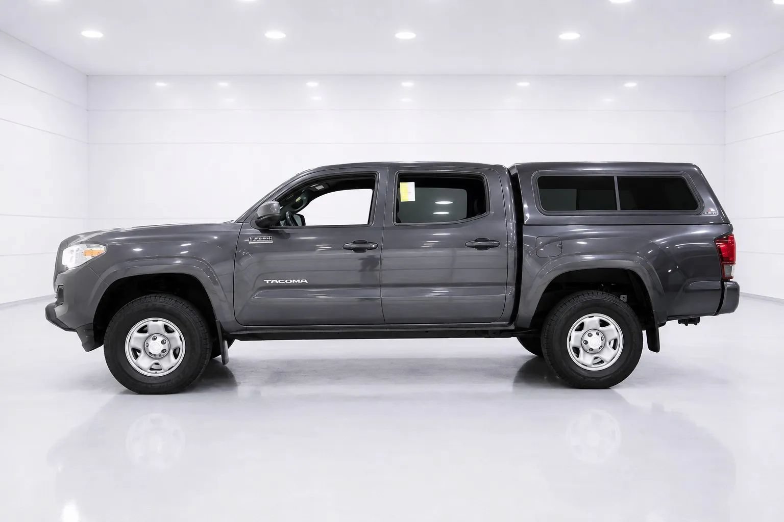 Used 2017 Toyota Tacoma SR AWD/4WD image 2