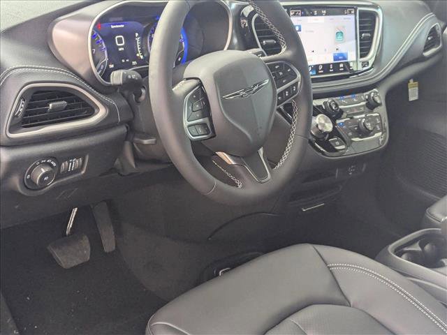 New 2026 Chrysler Pacifica Select image 3