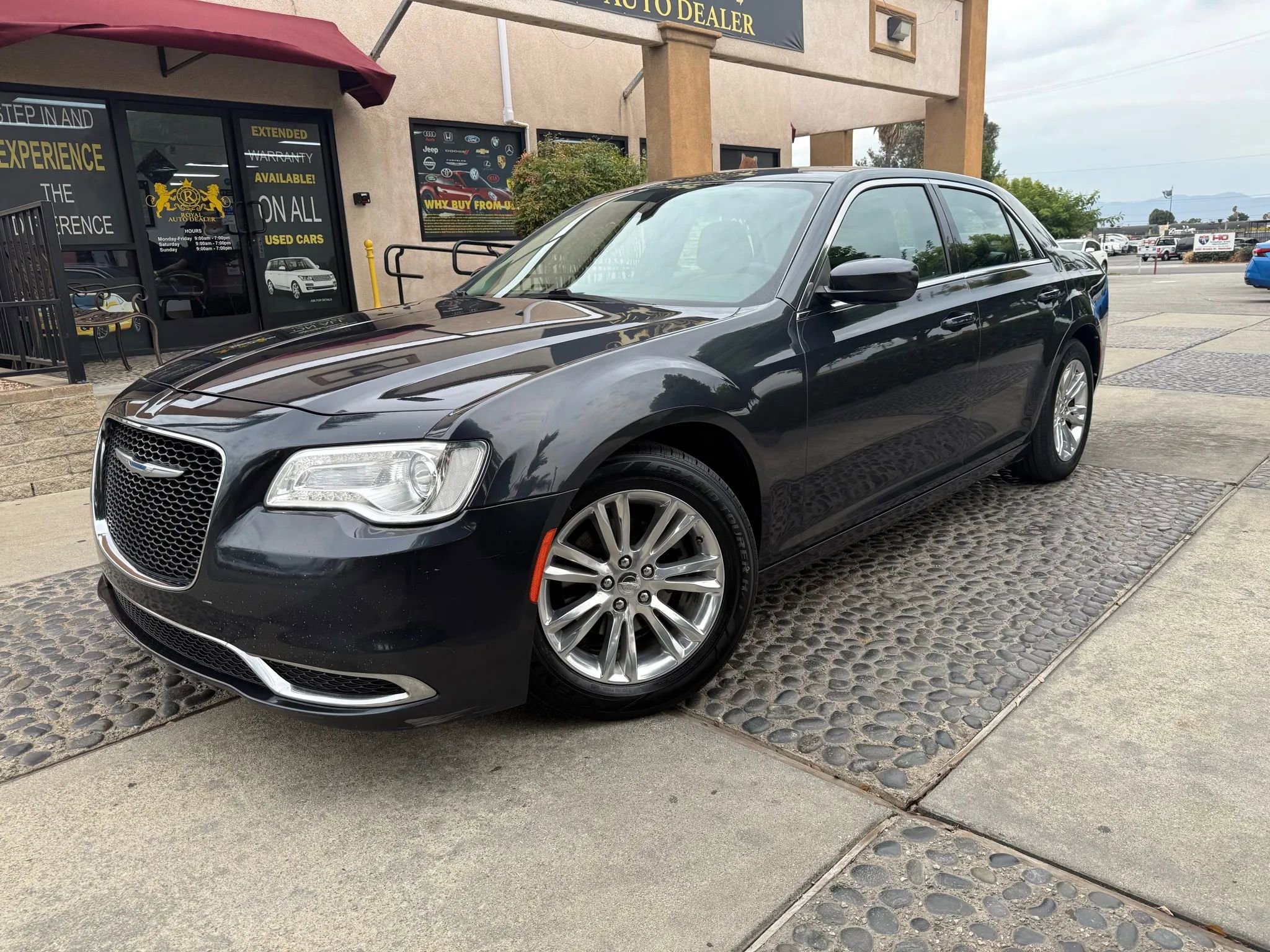 Used 2017 Chrysler 300 Limited image 1