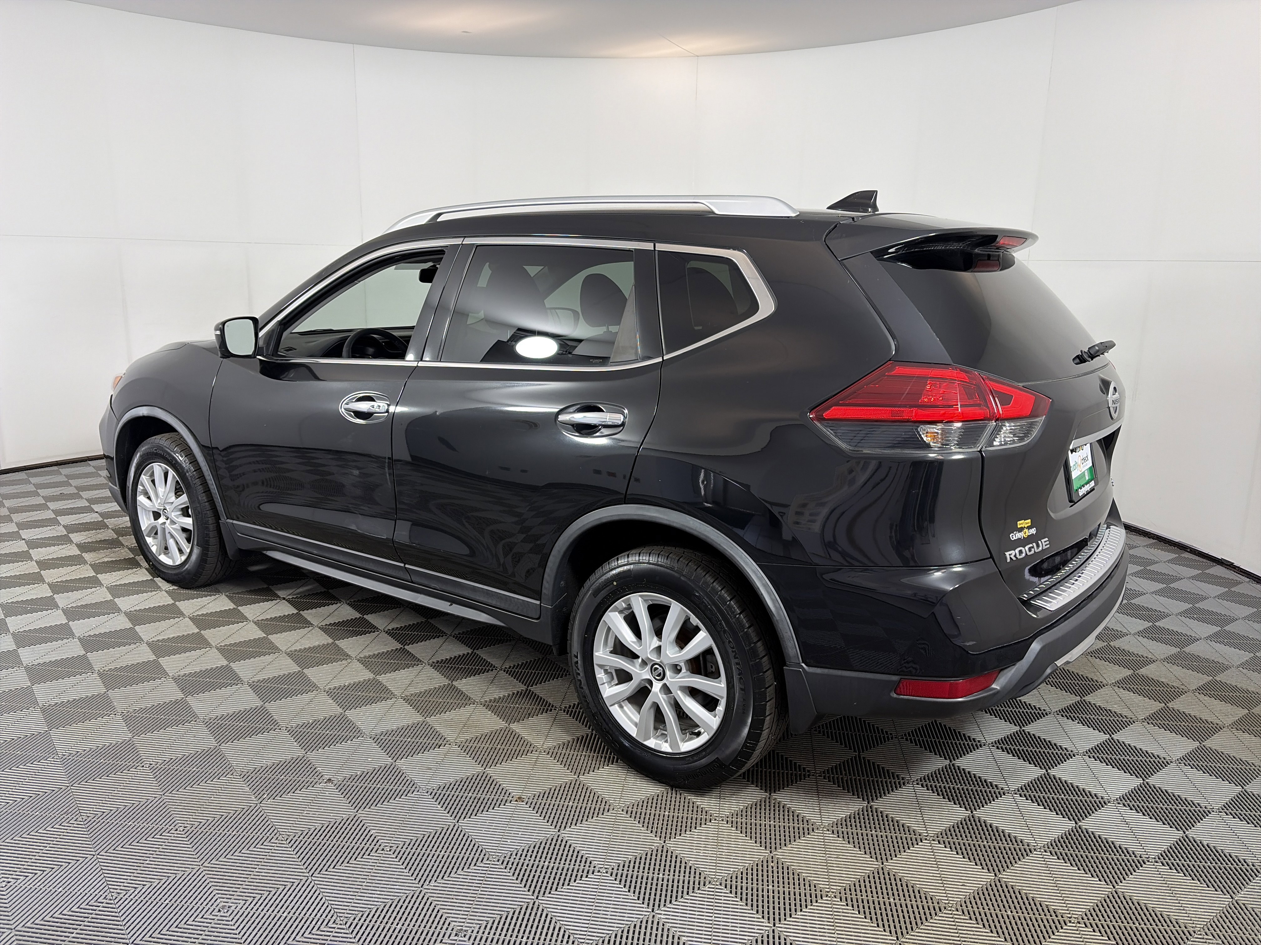 Used 2017 Nissan Rogue SV w/ SV Premium Package image 8