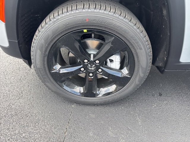 New 2025 Jeep Grand Cherokee Limited w/ Black Appearance Package image 21