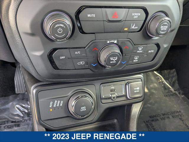 Used 2023 Jeep Renegade Latitude AWD/4WD image 17