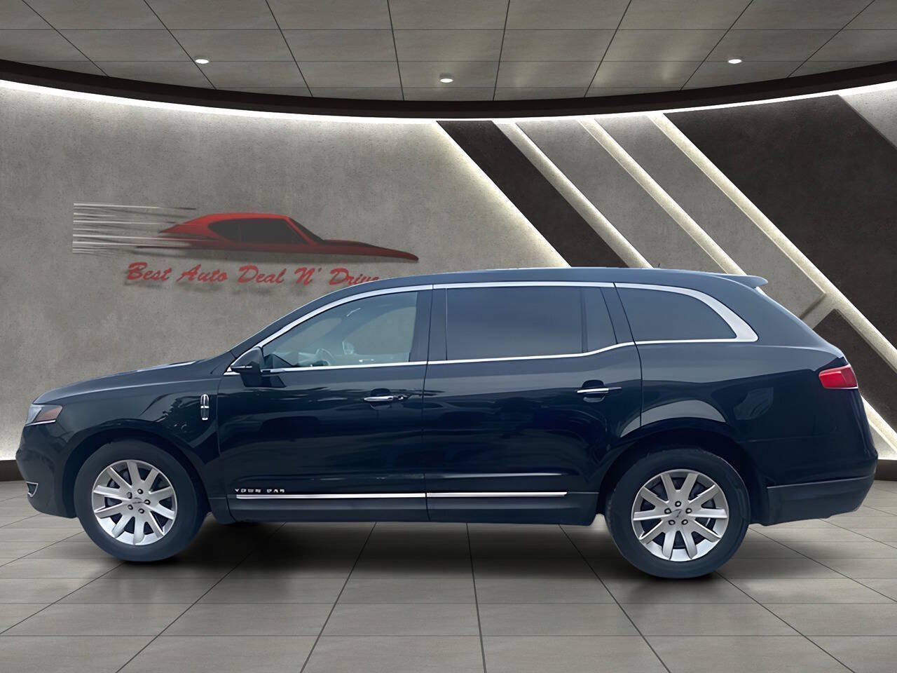 Used 2015 Lincoln MKT AWD image 2