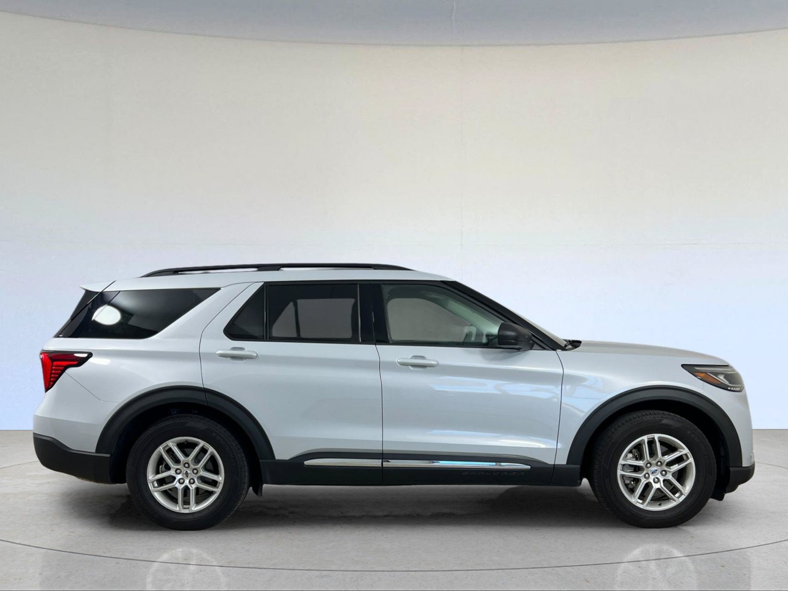 Used 2025 Ford Explorer Active RWD image 9