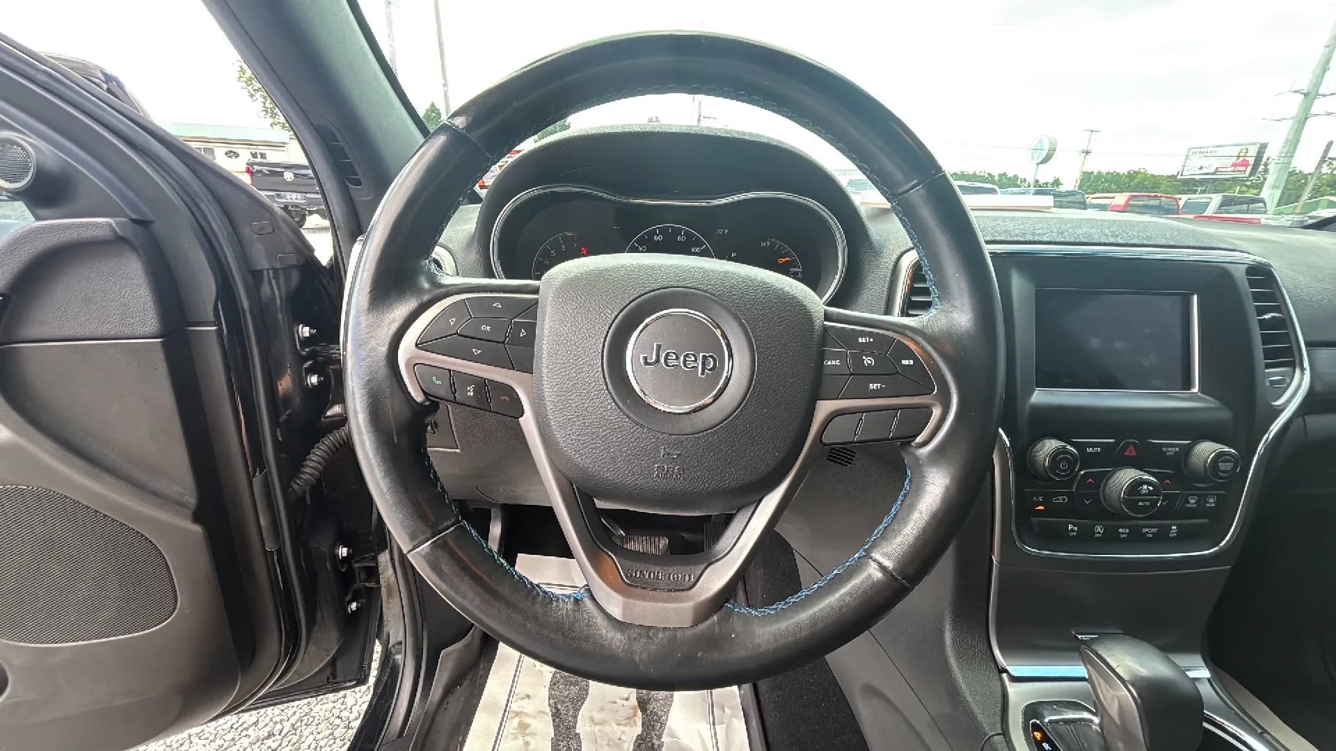 Used 2019 Jeep Grand Cherokee Laredo AWD/4WD image 21