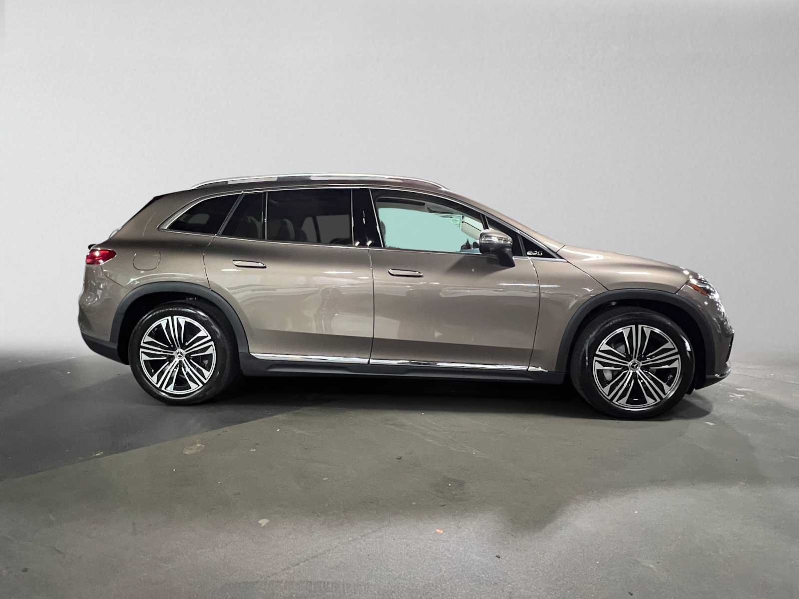 New 2026 Mercedes-Benz EQS 400 4MATIC SUV image 2