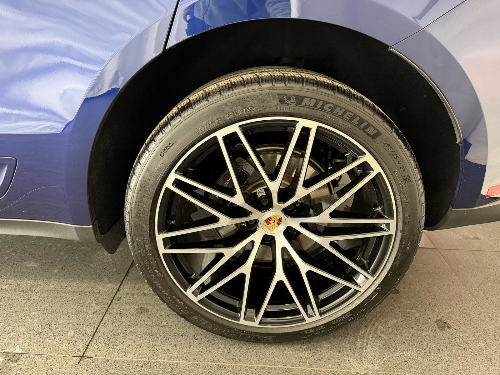 Certified 2025 Porsche Macan Turbo image 11