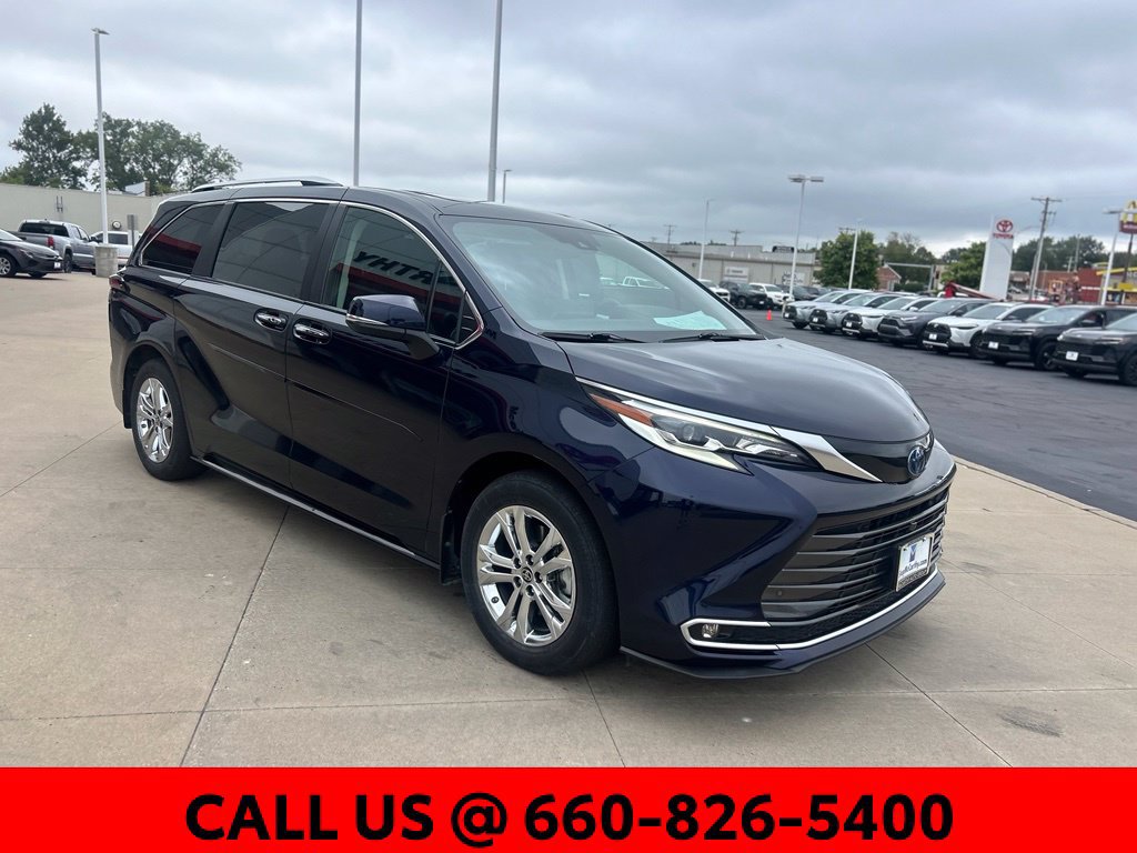 Used 2023 Toyota Sienna Platinum AWD/4WD image 4