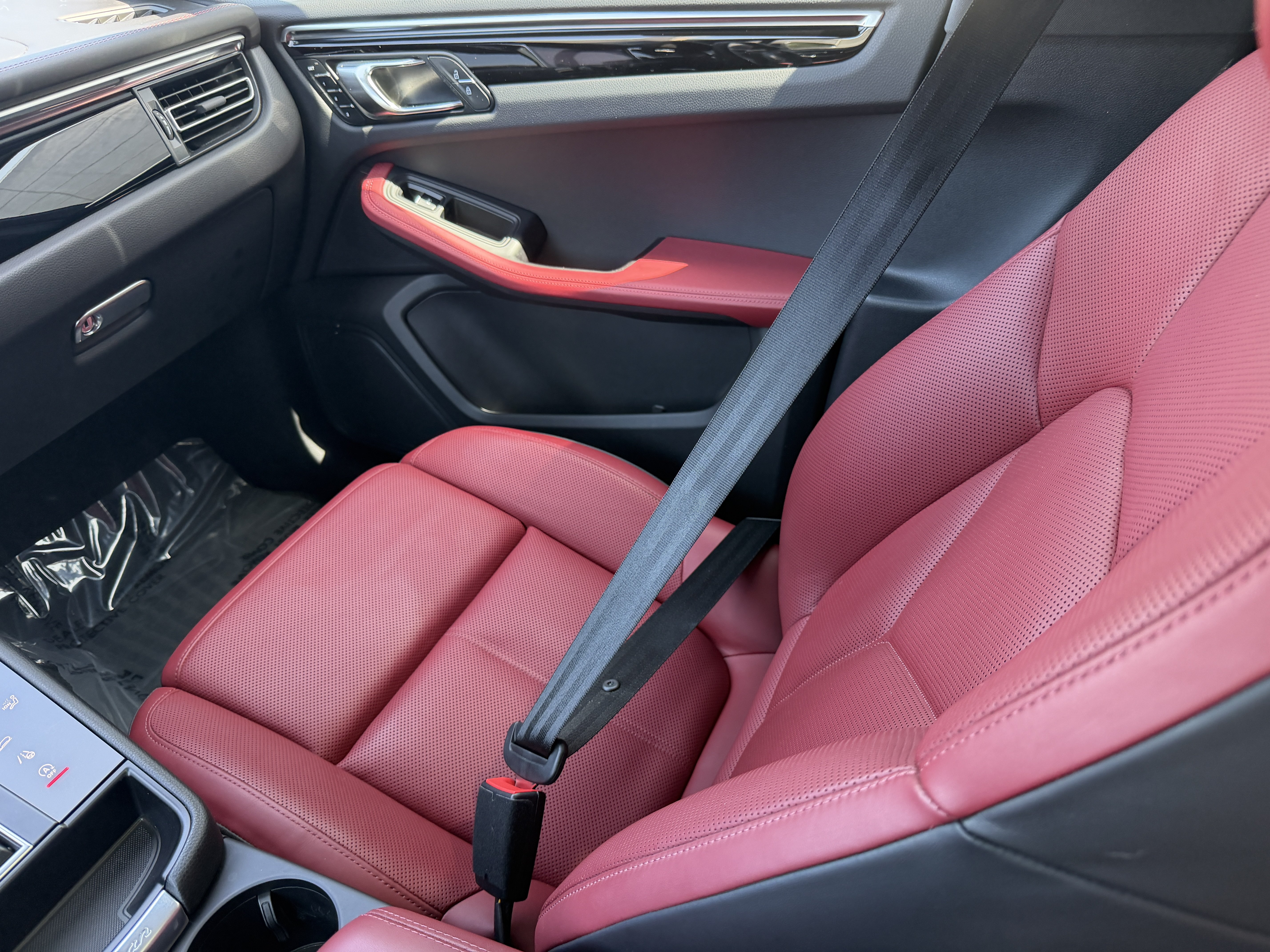 Certified 2023 Porsche Macan Turbo AWD/4WD image 18