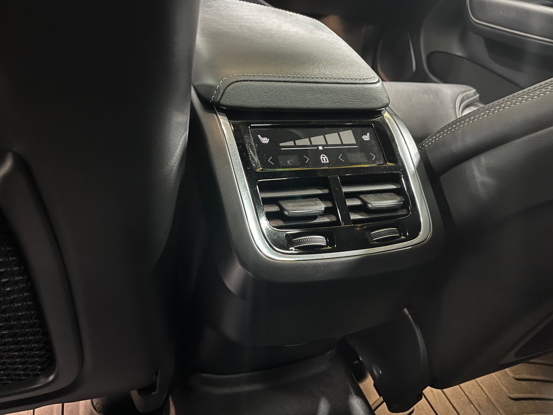 Used 2022 Volvo XC60 B5 Inscription image 11