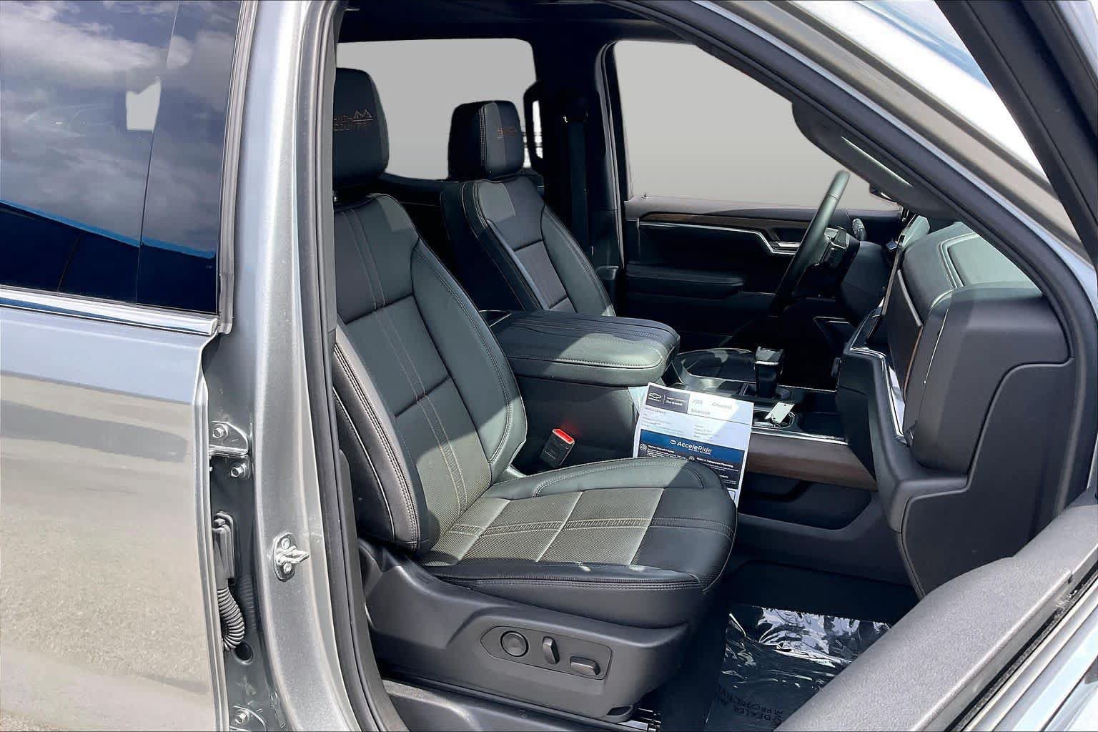 Used 2025 Chevrolet Silverado 1500 High Country w/ High Country Premium Package AWD/4WD image 8