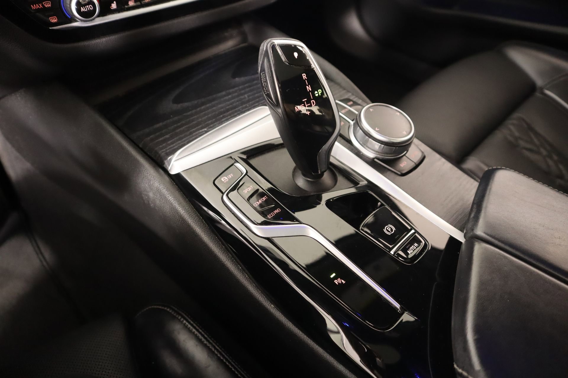 Used 2022 BMW 530i xDrive w/ Premium Package image 9