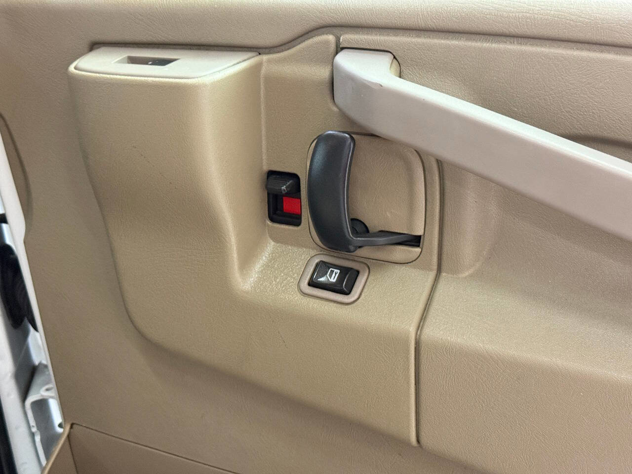 Used 2017 Chevrolet Express 2500 image 34