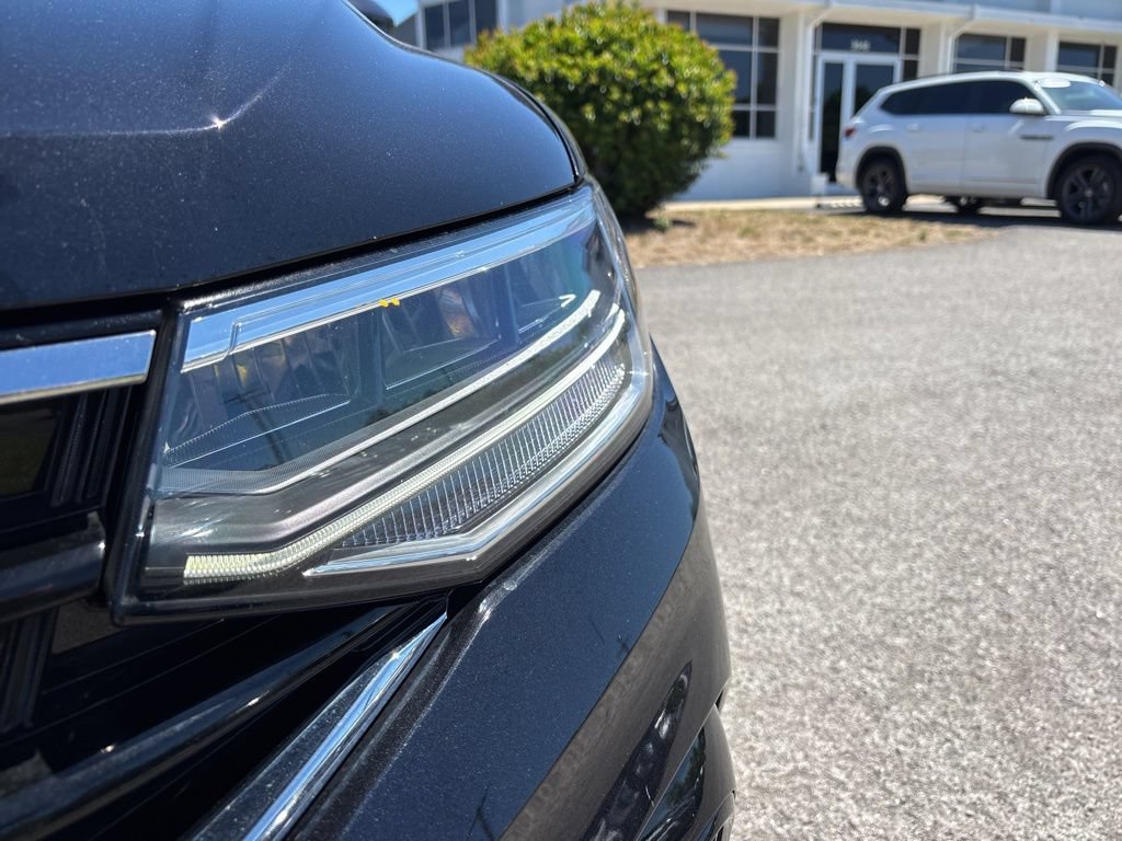 Used 2024 Volkswagen Tiguan SE R-Line FWD image 9