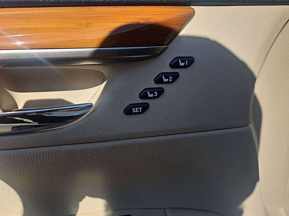 Used 2015 Lexus ES 300h w/ Navigation System Package FWD image 11