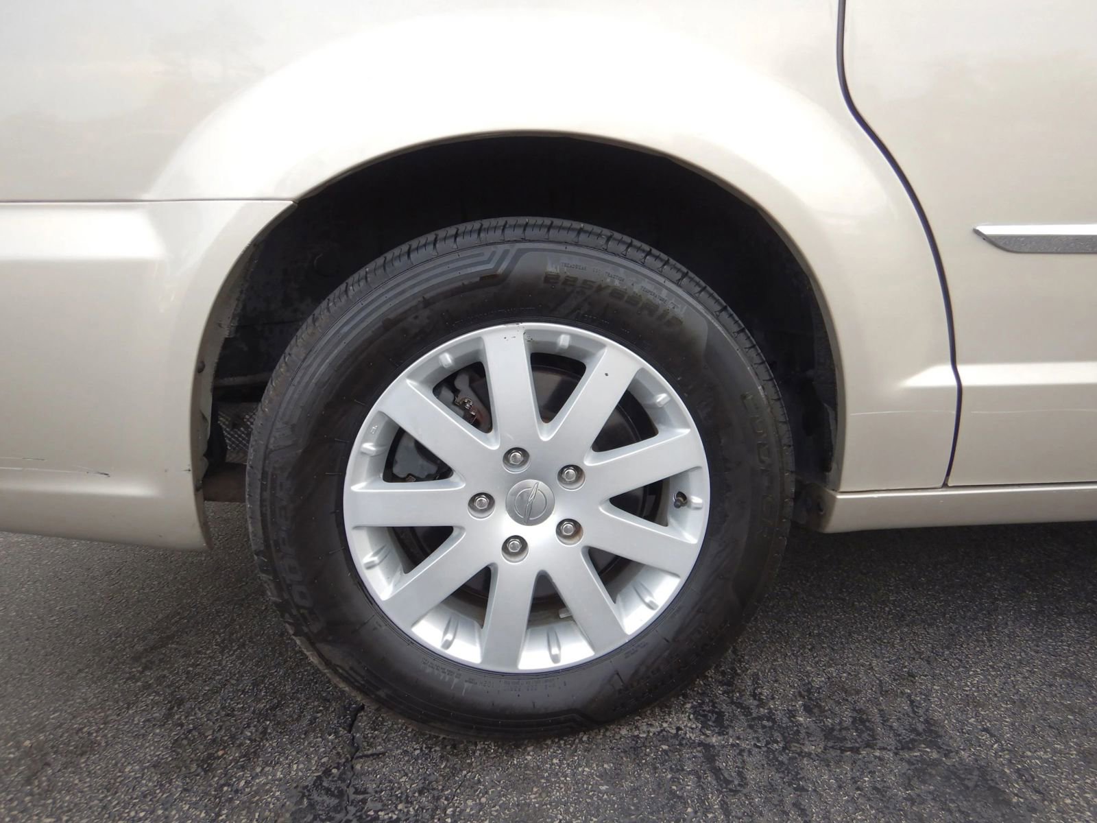 Used 2014 Chrysler Town & Country Touring FWD image 29