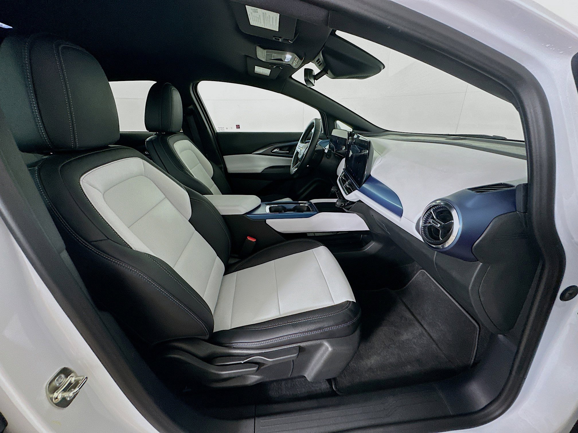 Used 2025 Chevrolet Equinox EV LT image 31