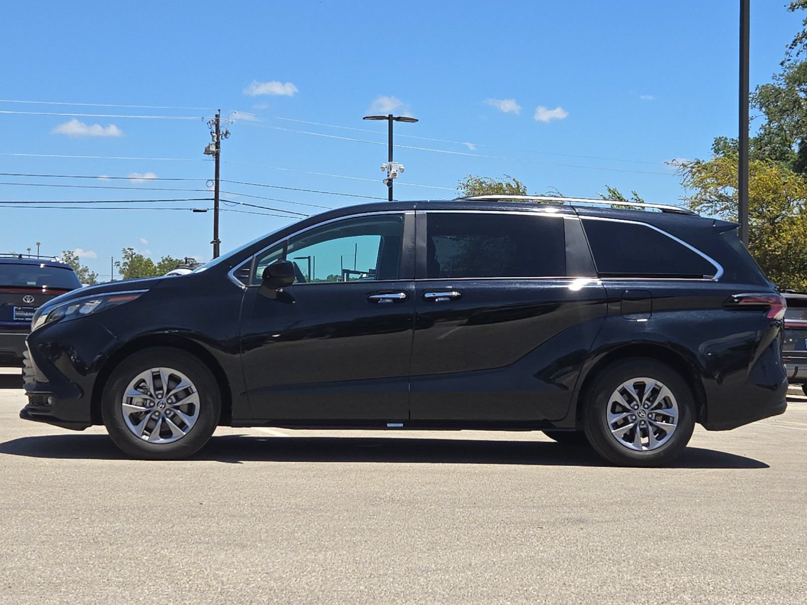 Certified 2026 Toyota Sienna XLE FWD image 2