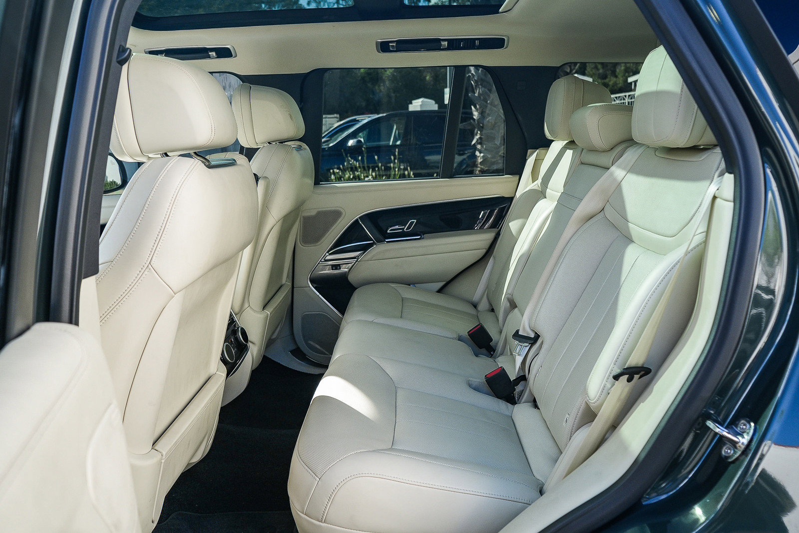 Certified 2025 Land Rover Range Rover SE image 20