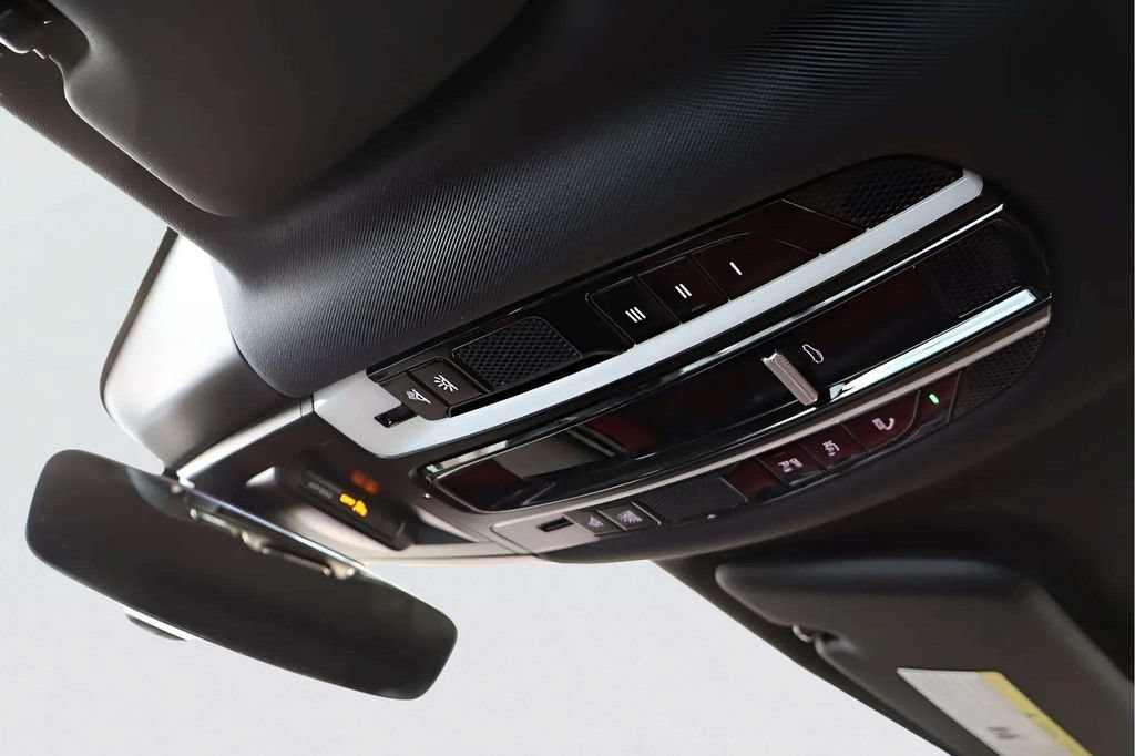 Used 2022 Porsche Cayenne Platinum Edition AWD/4WD image 22