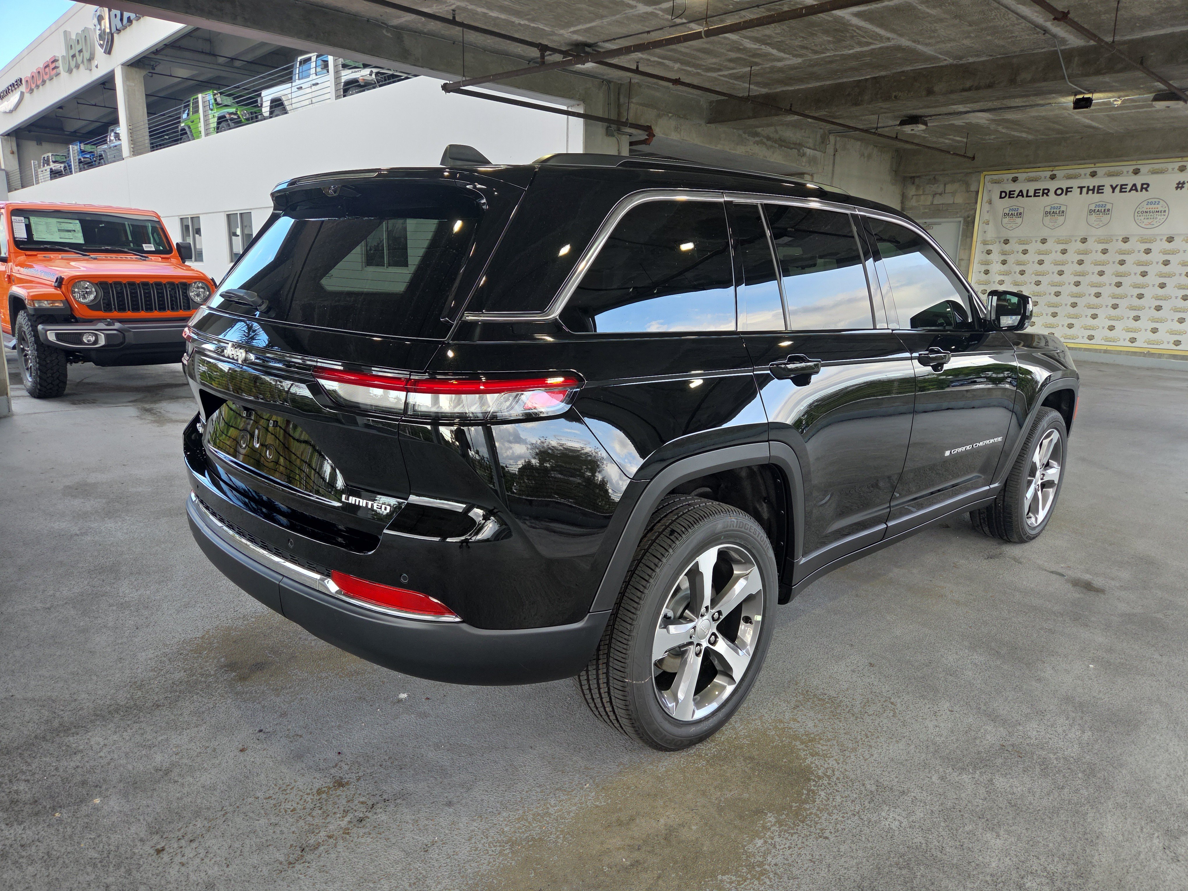 New 2025 Jeep Grand Cherokee Limited w/ Luxury Tech Group II AWD/4WD image 5