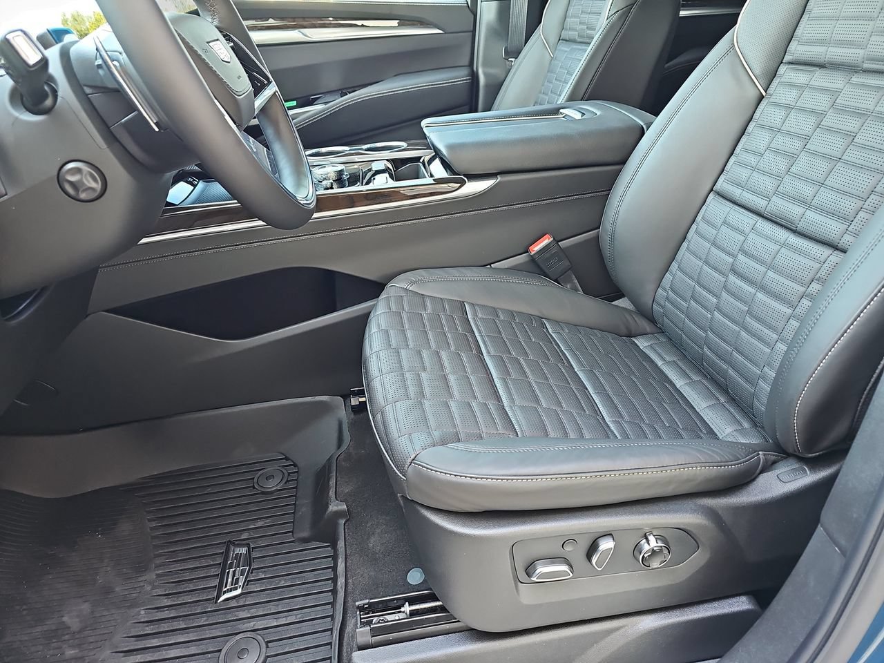 New 2026 Cadillac Escalade Platinum Sport w/ LPO, ONYX Package AWD/4WD image 16