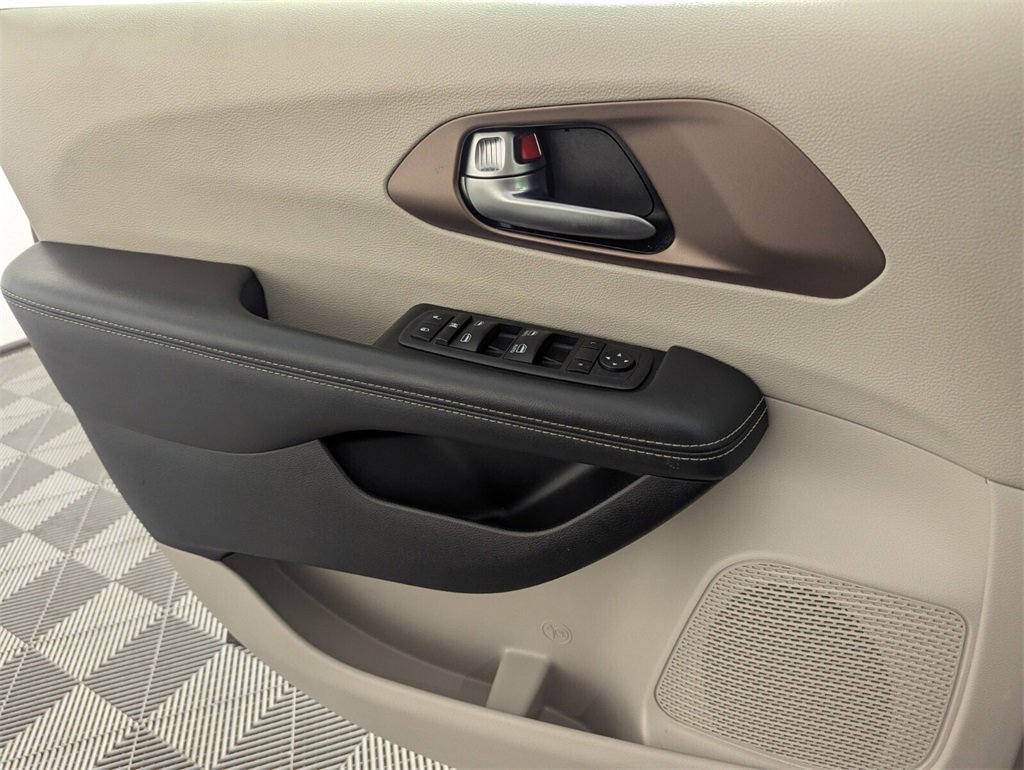 Used 2023 Chrysler Voyager LX image 29