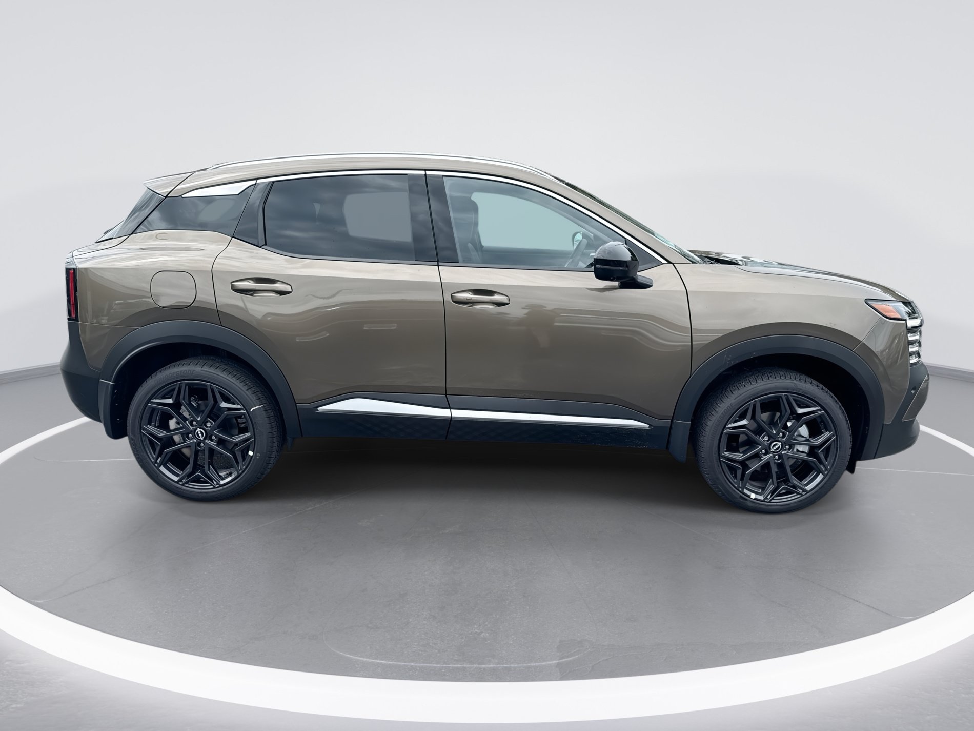 New 2027 Nissan Kicks SR FWD image 3