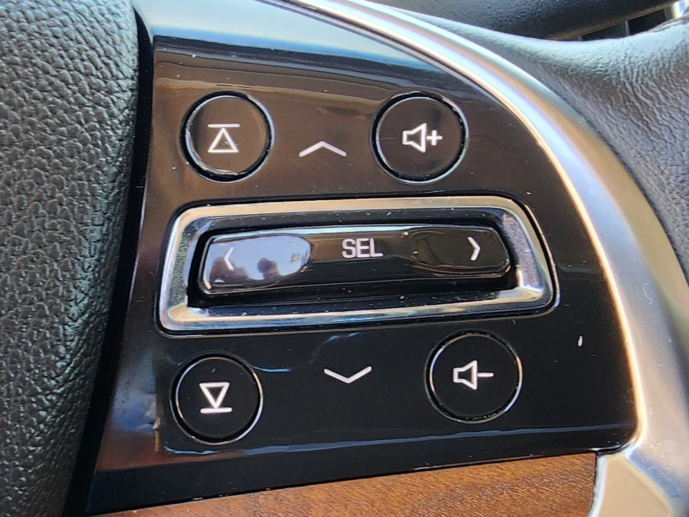 Used 2016 Cadillac Escalade ESV Luxury AWD/4WD image 10