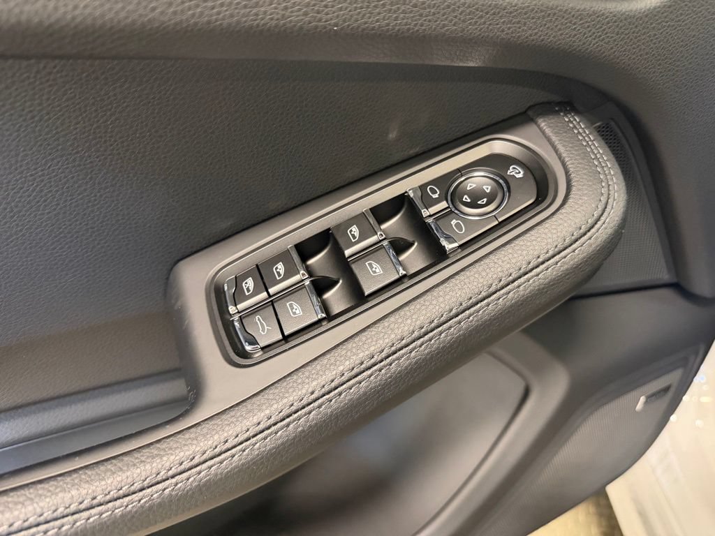 Certified 2026 Porsche Macan AWD/4WD image 8