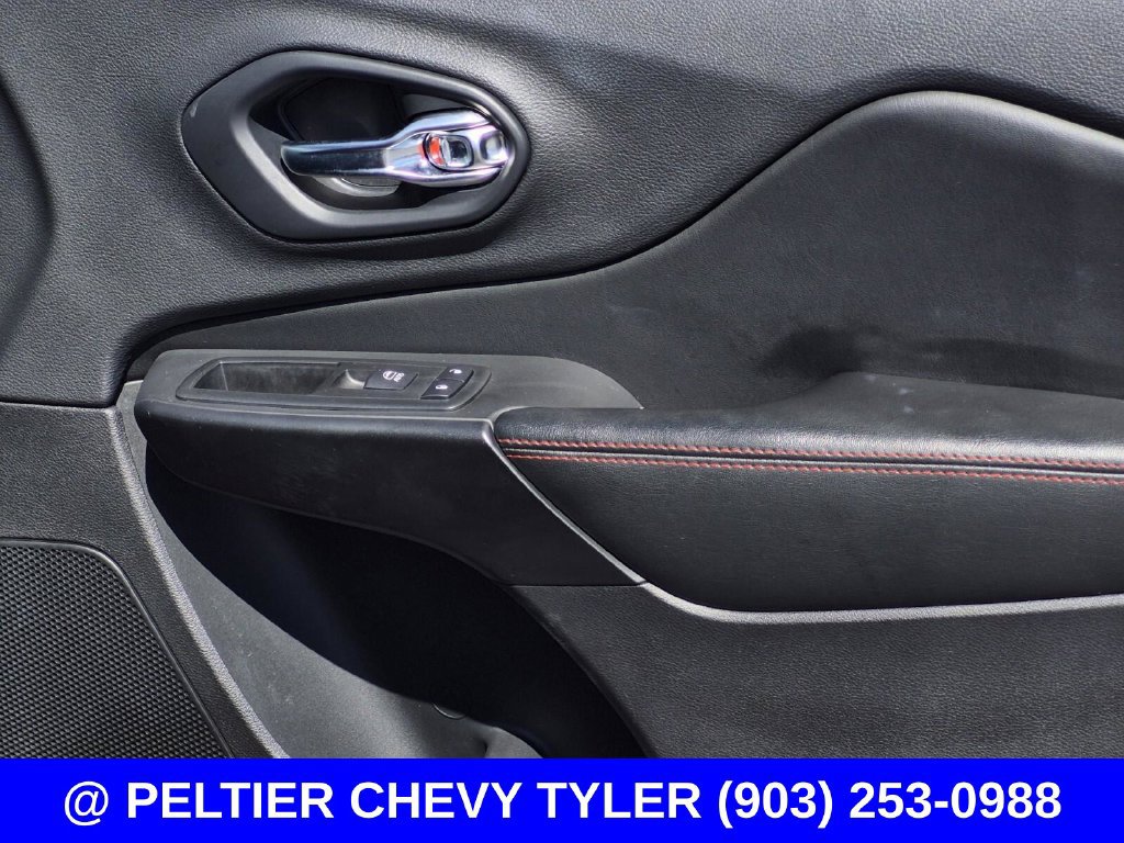 Used 2019 Jeep Cherokee Trailhawk w/ Cold Weather Group AWD/4WD image 14
