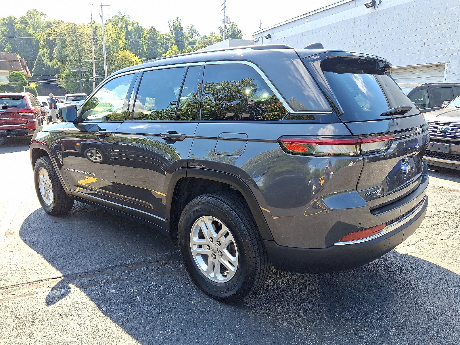 Certified 2022 Jeep Grand Cherokee Laredo w/ Luxury Tech Group I image 5