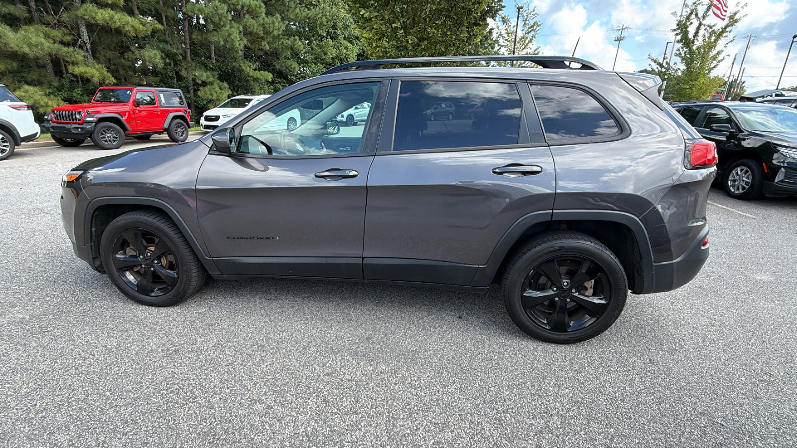 Used 2018 Jeep Cherokee Latitude w/ Altitude Package FWD image 11