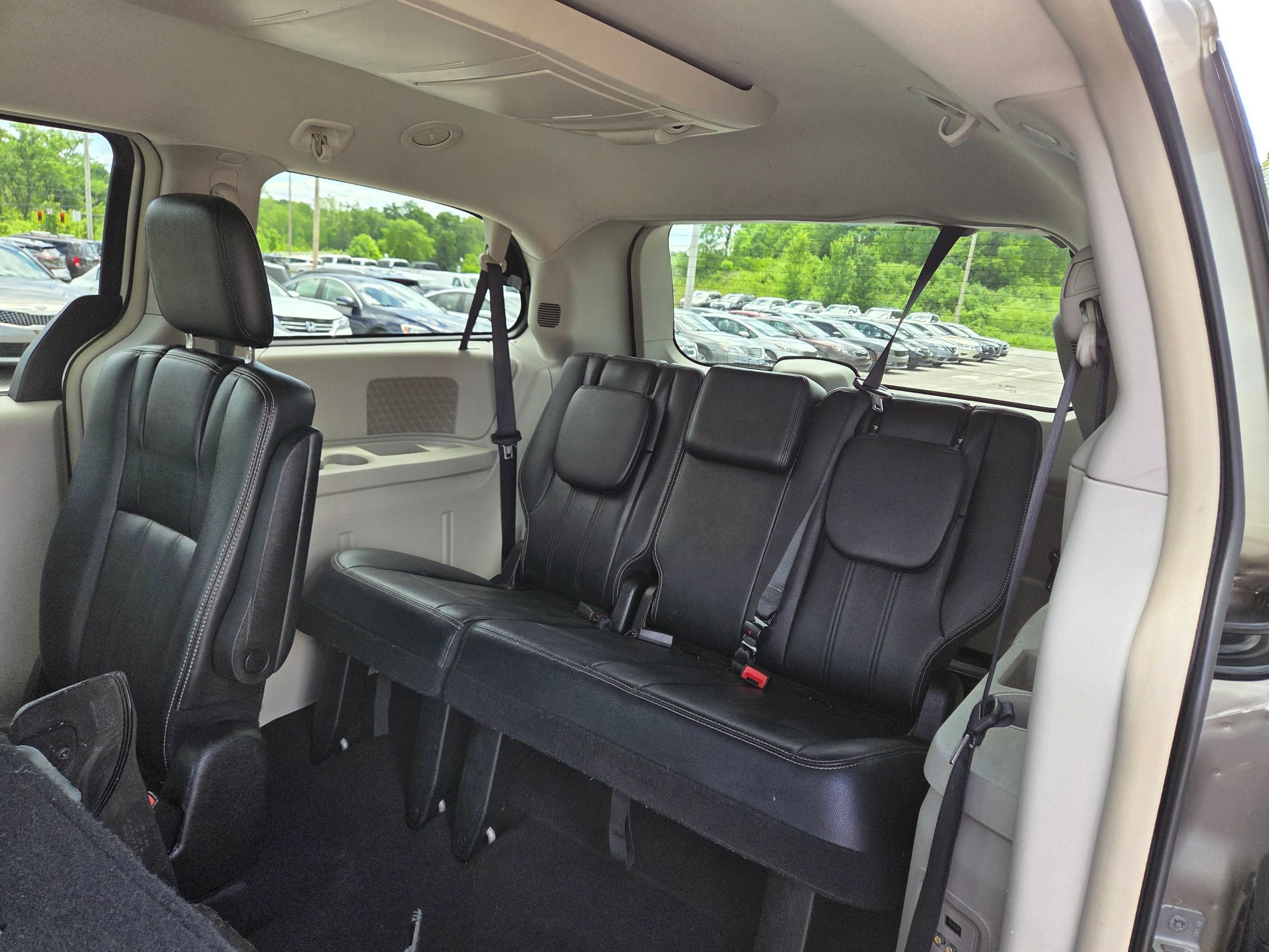 Used 2016 Chrysler Town & Country Touring FWD image 15
