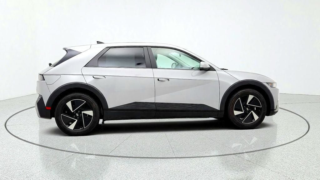 Used 2025 Hyundai Ioniq 5 SE RWD image 4