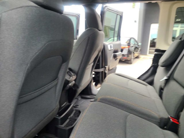Used 2024 Jeep Wrangler Unlimited AWD/4WD image 25