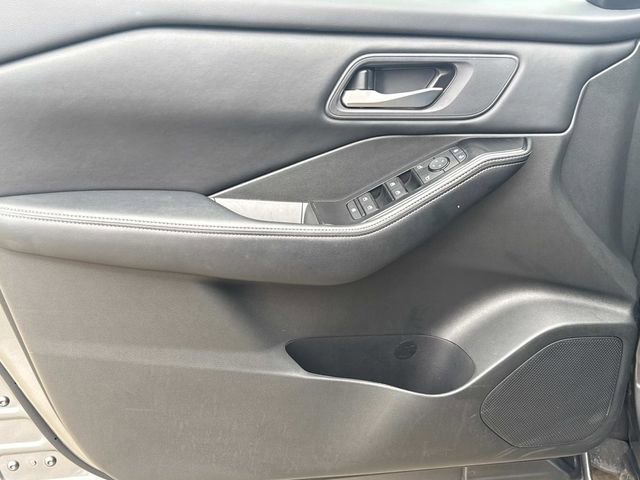 Used 2025 Nissan Rogue SV image 24